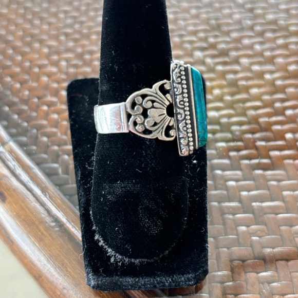 Beautiful Turquoise Ring with Detail on Sides 8 ¾ - Picture 4 of 6